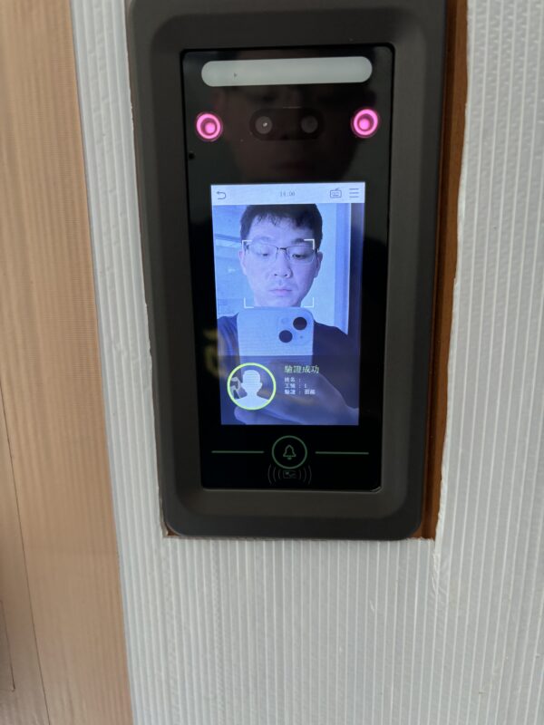 電子鎖:人臉對講監看手機開門鎖——安全與智慧生活的完美結合 這款電子鎖搭載最新的智能科技,結合多光譜動態人臉辨識系統、2百萬畫素雙鏡頭攝像頭和智能聯網功能,實現門禁、對講、視頻監控與遠程開鎖等多種功能一體化。無論你身處何地,只需通過手機APP,即可監控門前情況,遠程開鎖,提供全方位的智能家居門禁解決方案。