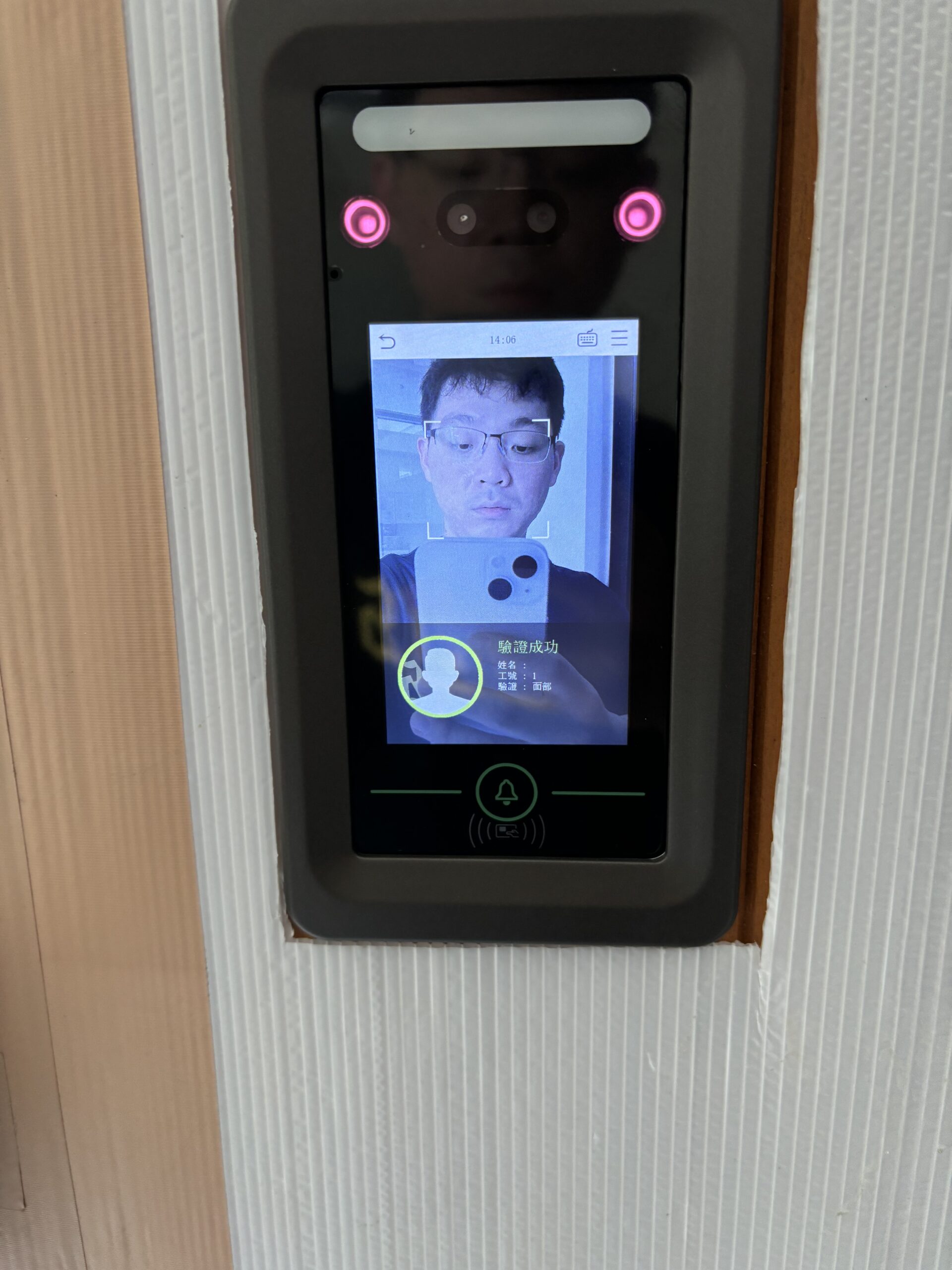 電子鎖:人臉對講監看手機開門鎖——安全與智慧生活的完美結合 這款電子鎖搭載最新的智能科技,結合多光譜動態人臉辨識系統、2百萬畫素雙鏡頭攝像頭和智能聯網功能,實現門禁、對講、視頻監控與遠程開鎖等多種功能一體化。無論你身處何地,只需通過手機APP,即可監控門前情況,遠程開鎖,提供全方位的智能家居門禁解決方案。