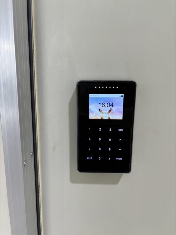 卡機Bio-302C 不僅是一台感應卡打卡機，還具備門禁控制功能。管理者可以通過系統設定不同員工的進出權限，確保僅有授權人員能夠進入特定區域。每次刷卡進出門禁的記錄也會自動同步至後台，實現差勤和門禁的雙重管理，大大提升了企業的安全性。