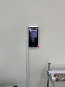 八德區心理衛生中心 導入了 SF100 高階多功能整合型門禁差勤系統，結合 指紋機、人臉辨識機與感應卡機，搭配 專利後台同步差勤軟體，達成 高速辨識、數據即時同步及全面自動化管理 的目標