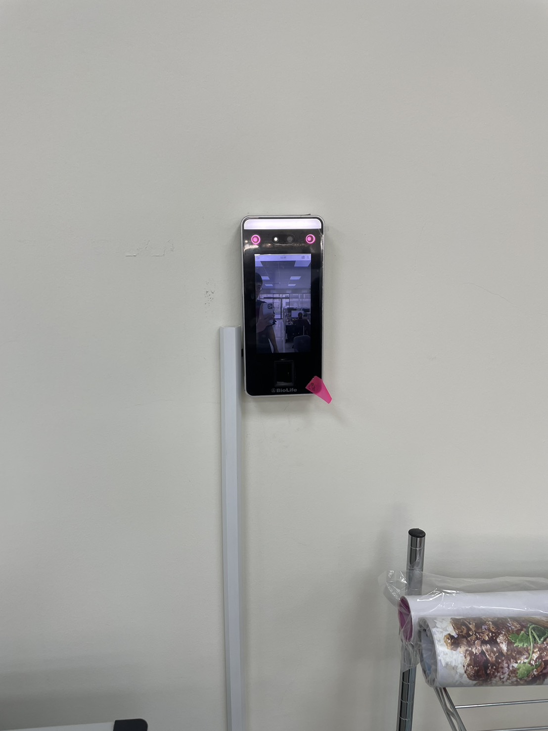 八德區心理衛生中心 導入了 SF100 高階多功能整合型門禁差勤系統，結合 指紋機、人臉辨識機與感應卡機，搭配 專利後台同步差勤軟體，達成 高速辨識、數據即時同步及全面自動化管理 的目標