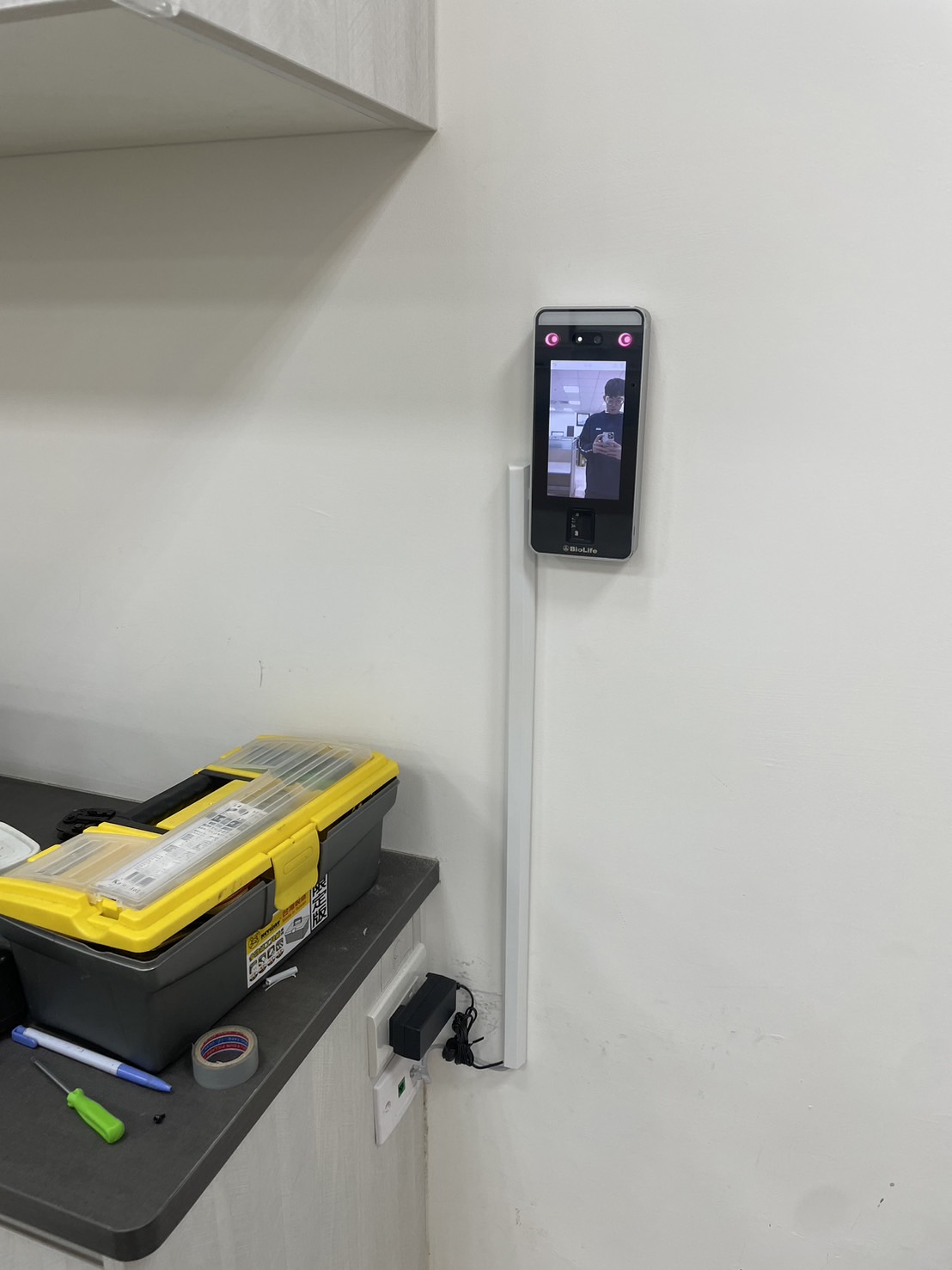 入 高階 SF100 人臉辨識機 + 指紋機 + 感應卡機 的智慧整合方案，結合後台同步差勤門禁軟體，打造全自動化、即時化與高安全的門禁與差勤管理體系